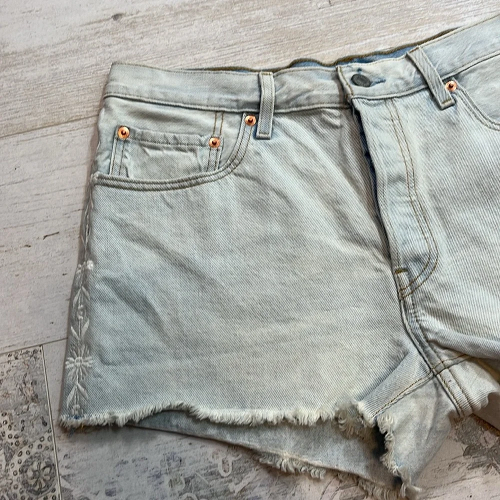 Levi’s Light Wash 501 Embroidered Cut Off Jean Shorts Size 31